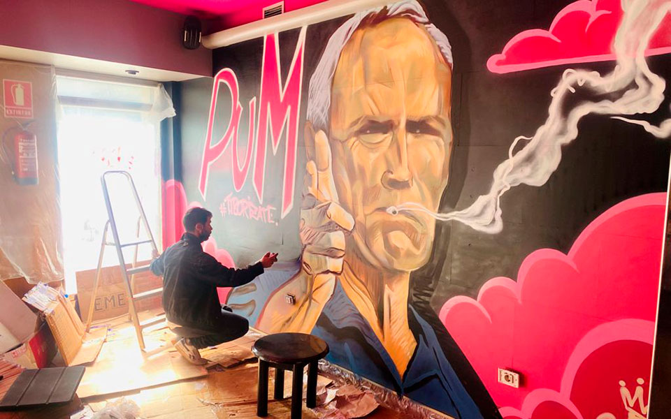 Diego AS terminando de realizar el graffiti de Clint Eastwood PUM