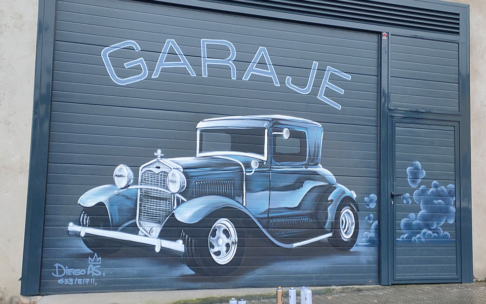Graffiti de coche antiguo en un garaje