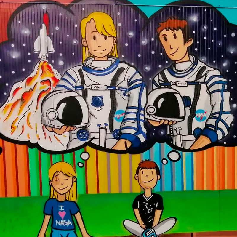 Dos niños soñando ser astronautas cuando sean mayores