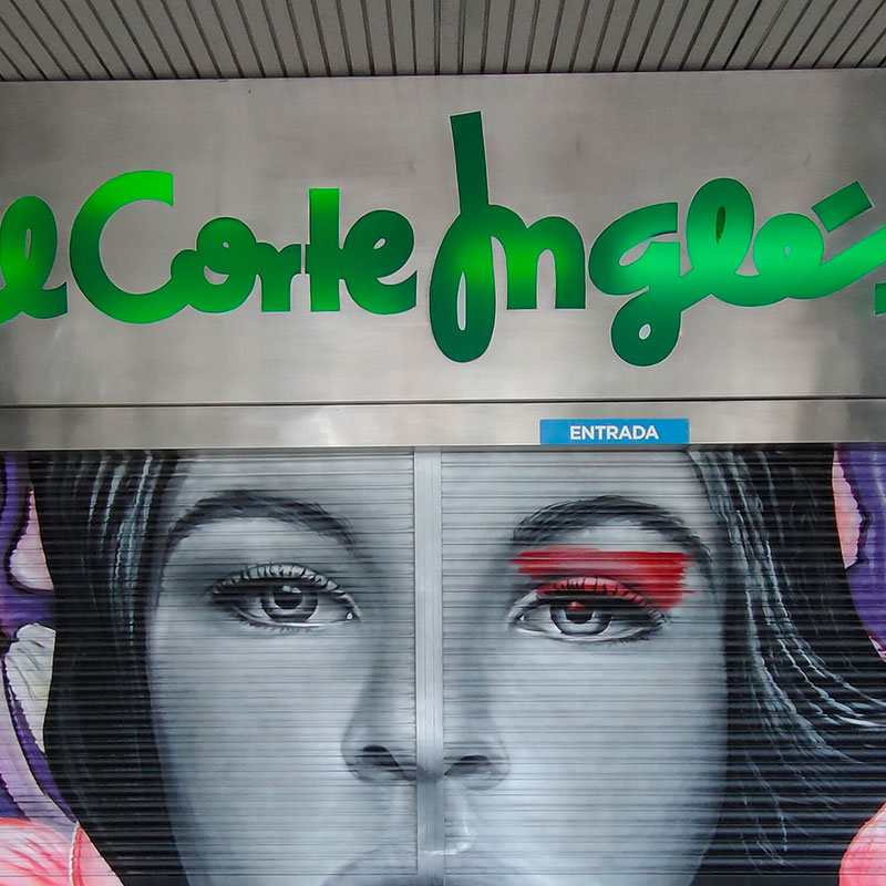 Graffiti de chica en verjas del Corte Inglés en Coruña