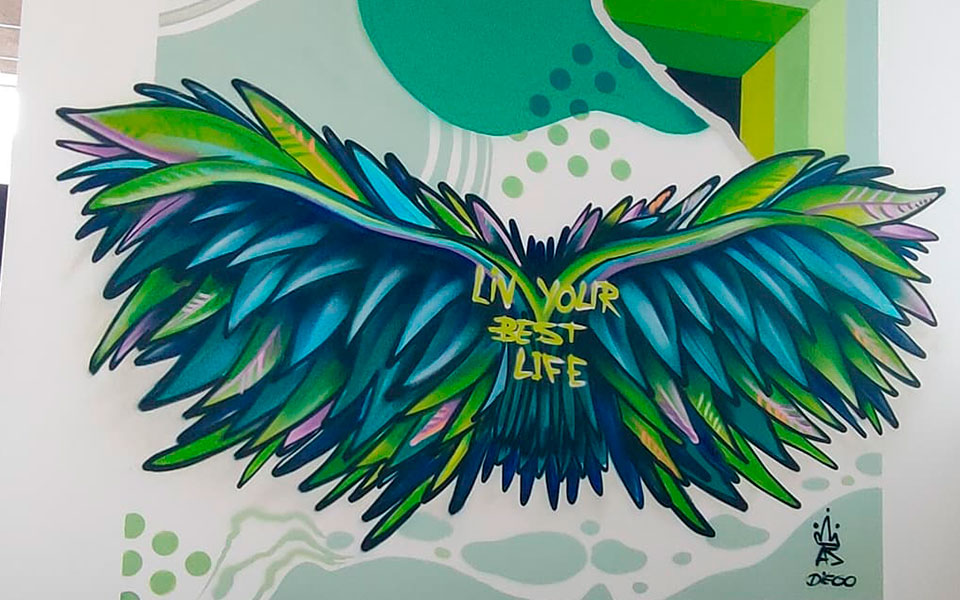 Graffiti de unas alas coloridas