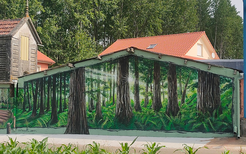 Graffiti de un bosque en una casa de un pueblo