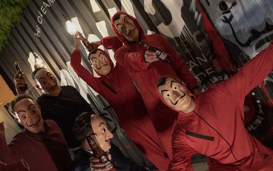 6 graffiteros con el mono rojo y la máscara de Dali de La Casa de Papel