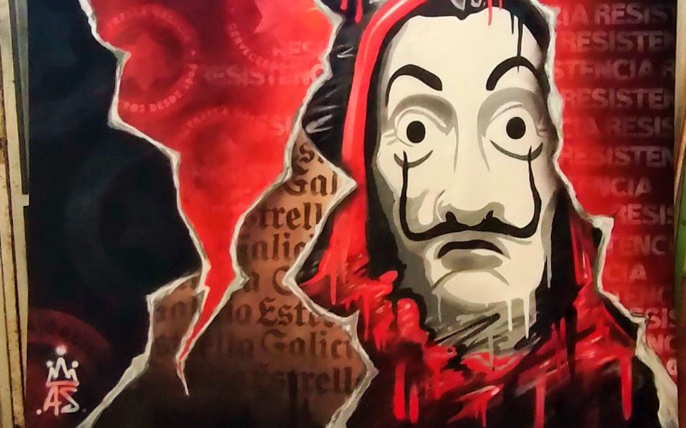 Graffiti de miembro de La Casa de Papel con máscara de Dalí para Estrella Galicia