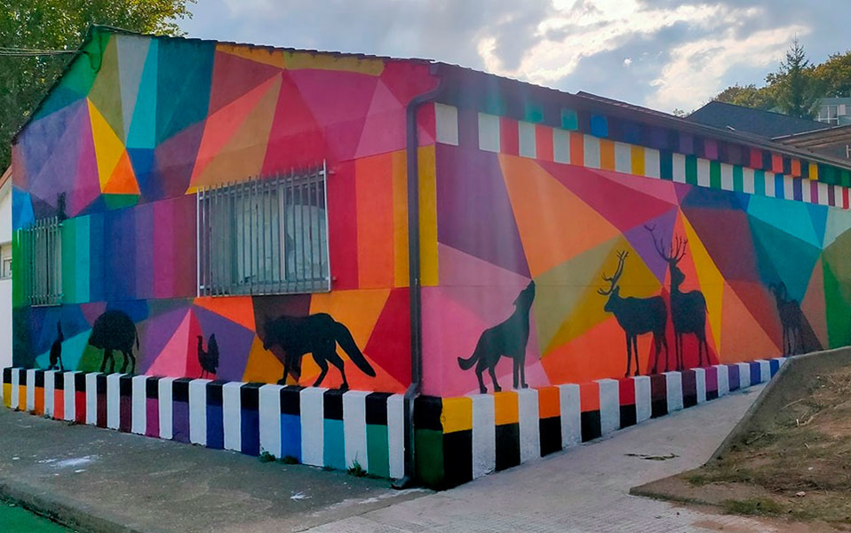 Graffiti de siluetas de animales sobre un fondo geométrico