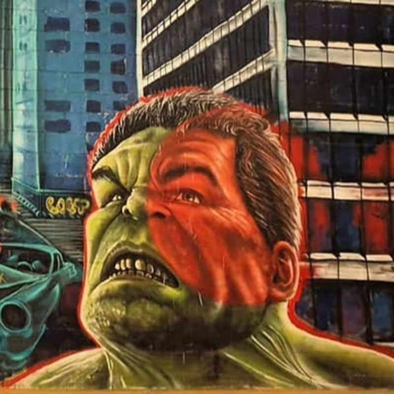 graffiiti de Hulk enfadado con edificios por detrás