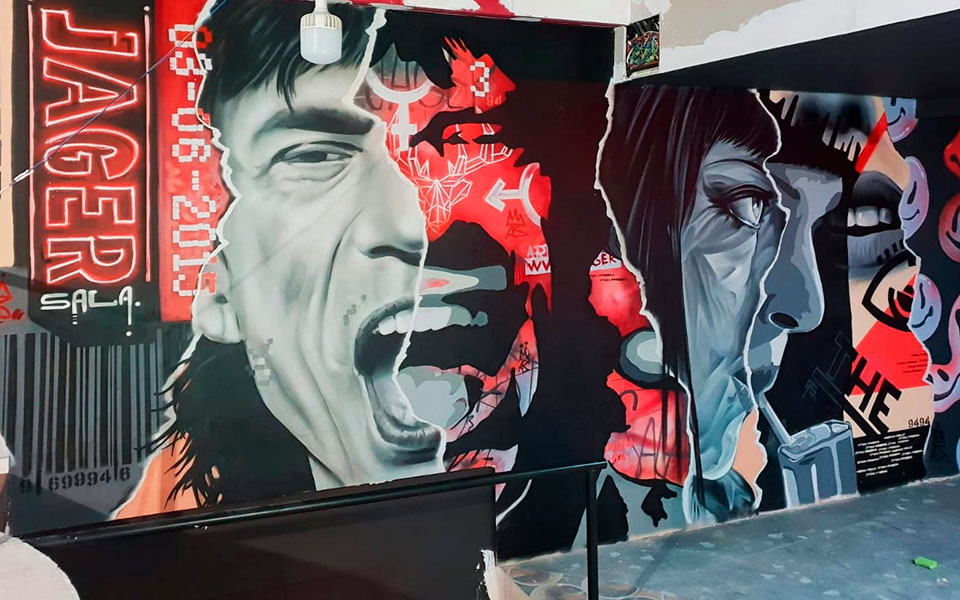 Graffitis en sala Jagger, Mick Jagger cantando, Uma Thurman en Pulp Fiction