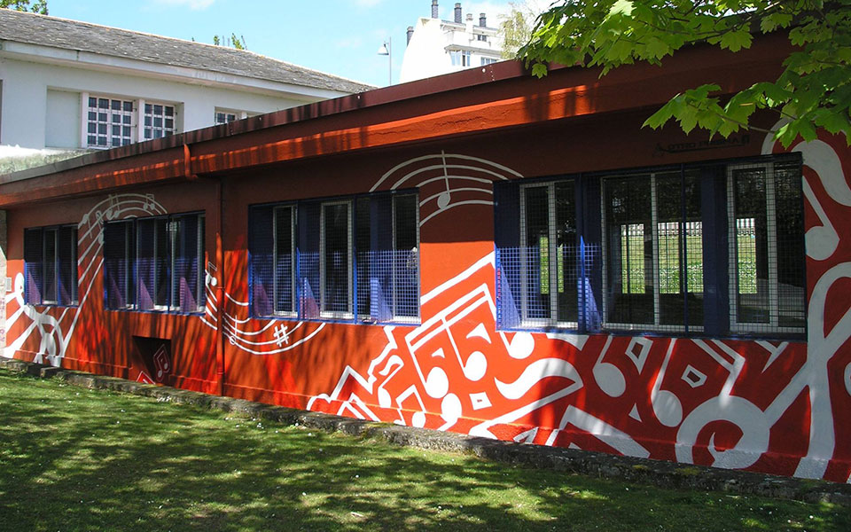 graffiti de notas musicales de fondo en la casa de la música de Lugo