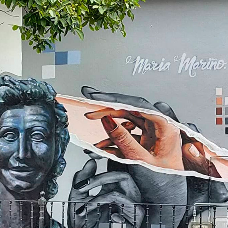 Graffiti de María Mariño con unas manos al lado