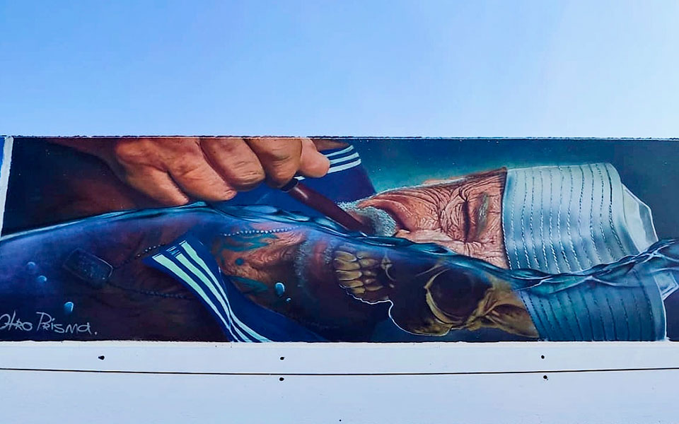 Graffiti de un marinero en el agua, mitad marinero, mitad esqueleto