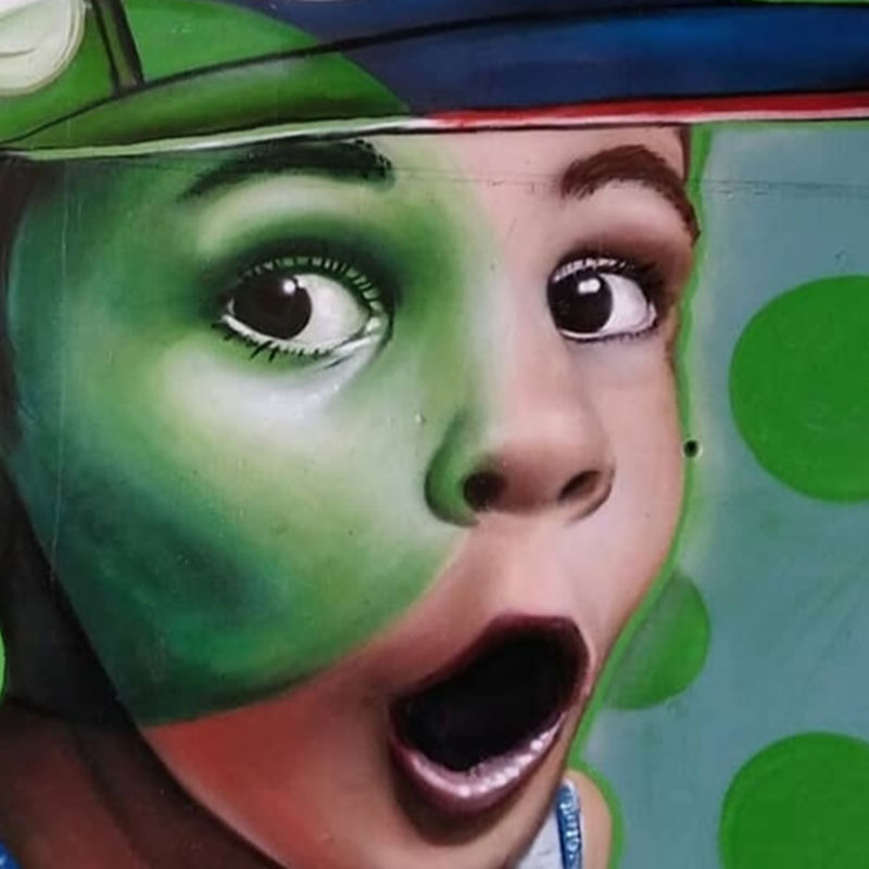 Graffiti de niño con cara de sorpresa