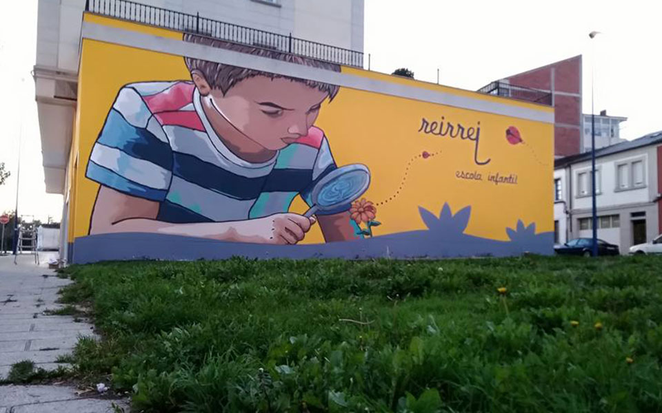 Graffiti de un niño mirando una flor con una lupa