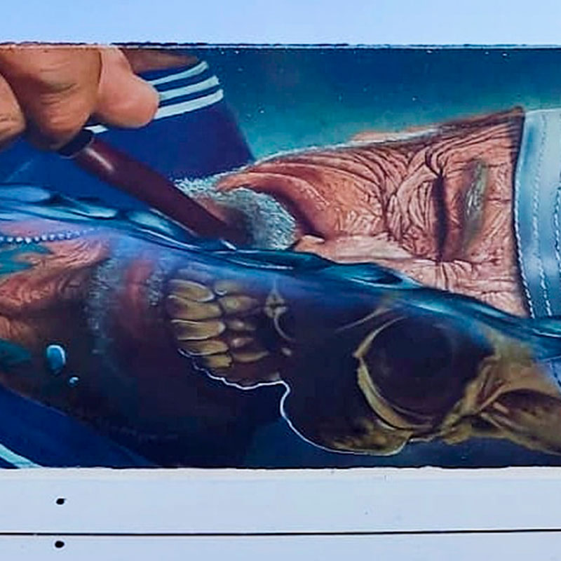 graffiti de un marinero fumando en pipa ahogandose, la mitad sumergida es un esqueleto