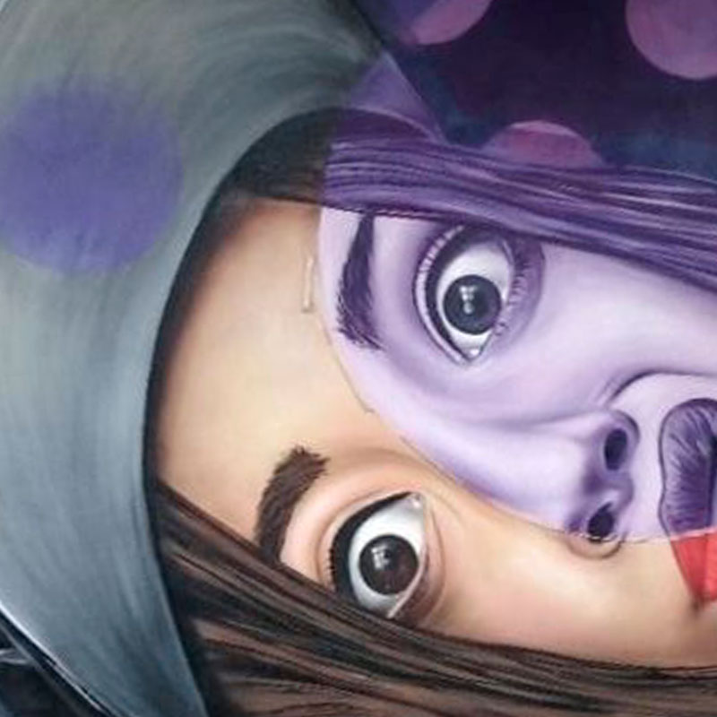 plano detalle de graffiti centrado en los ojos expresivos de una chica con gorra