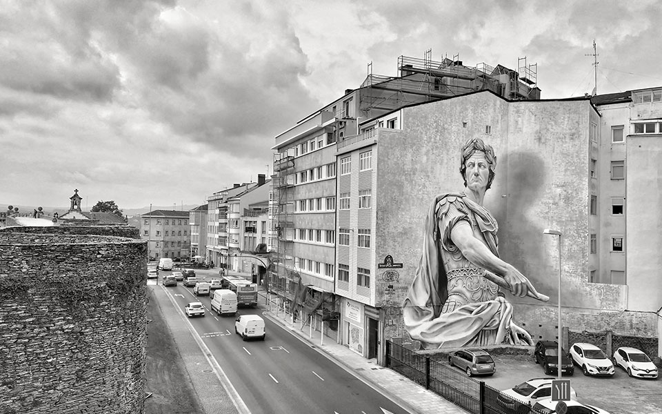 Graffiti de Julio César creado por Diego AS, vista desde la muralla