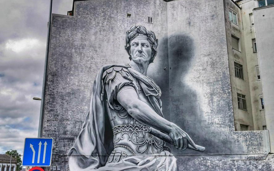Graffiti de Julio César visto a pie de calle
