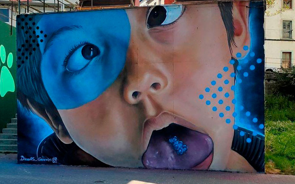 Graffiti de un niño con una golosina de osito en la lengua